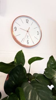Preview: Funkwanduhr mit analoger Anzeige im Edel Design  - Metallrahmen Rosegold-farben - kein Ticken