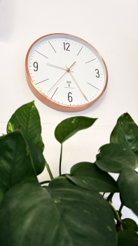 Preview: Funkwanduhr mit analoger Anzeige im Edel Design  - Metallrahmen Rosegold-farben - kein Ticken