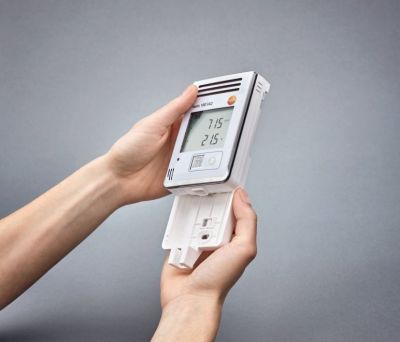 testo 160 IAQ - Funk-Datenlogger mit Display und integrierten Sensoren fuer Temperatur, Feuchte, CO2 und atmosphaerischen Druck